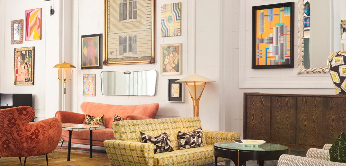 Eine Hotellobby mit bunten Designermöbeln und Kunstwerken an der Wand