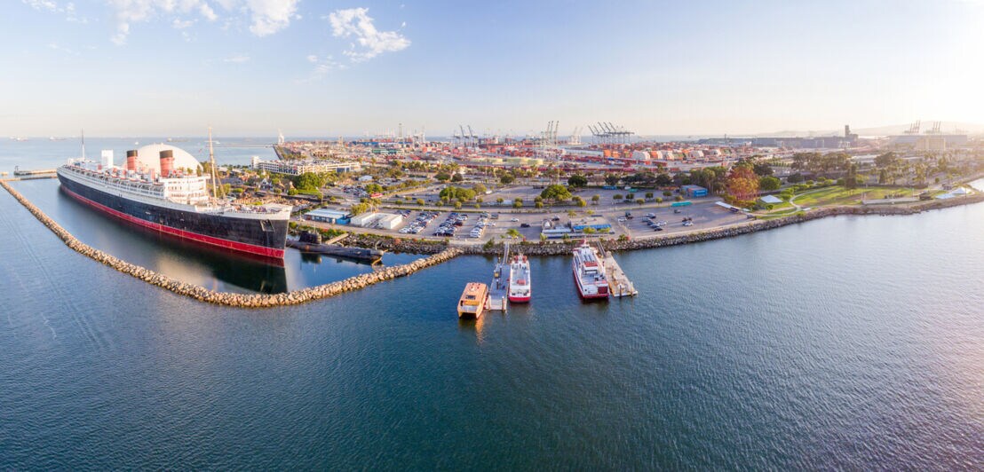 Blick auf den Hafen von Long Beach mit der Queen Mary
