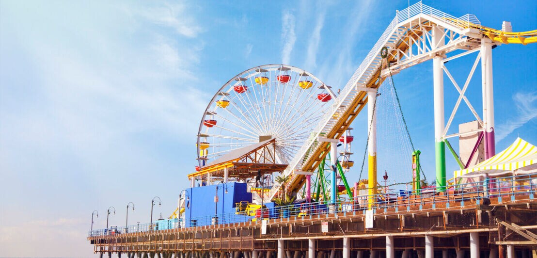 Blick auf das Santa Monica Pier mit Vergnügungspark