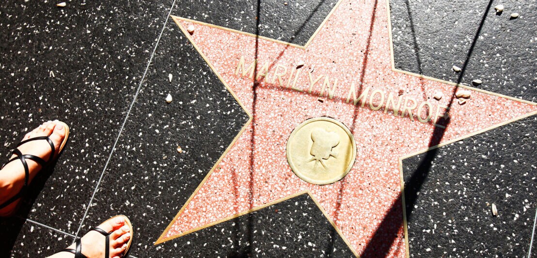 Zwei Füße neben dem Stern von Marilyn Monroe auf dem Hollywood Walk of Fame
