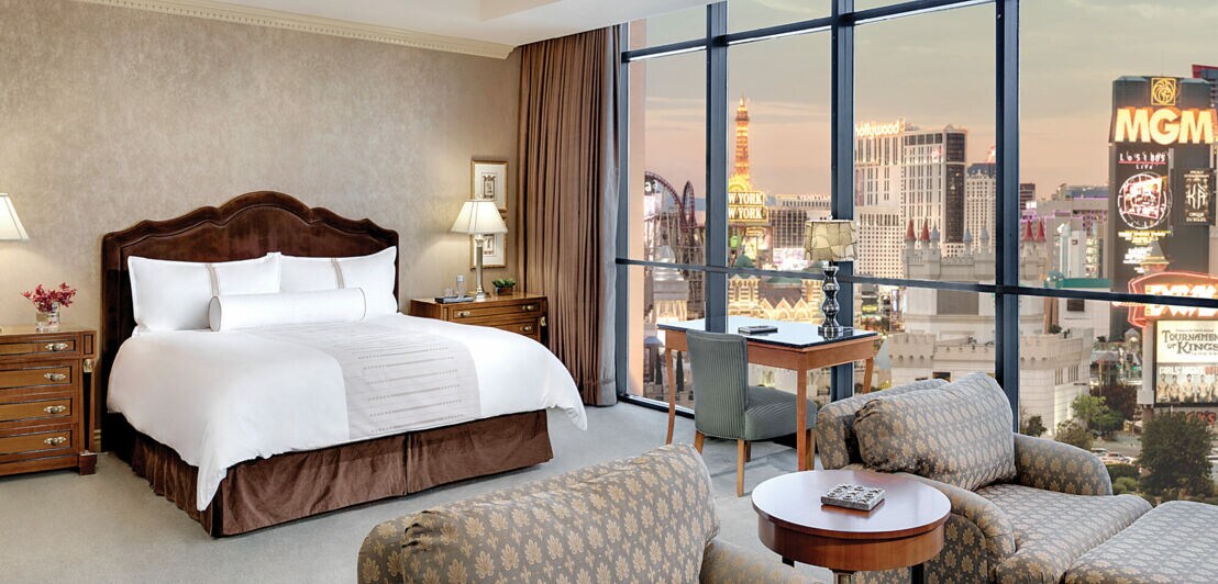 Innenansicht eines Hotelzimmers mit Ausblick über Las Vegas