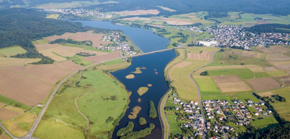 Luftbild einer Landschaft mit See