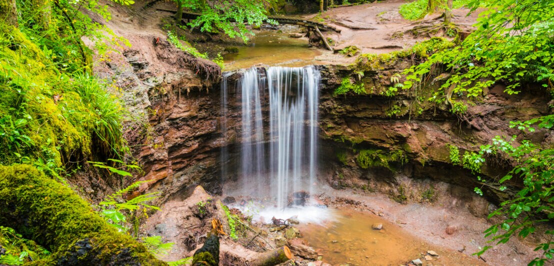 Ein Wasserfall in einer Landschaft
