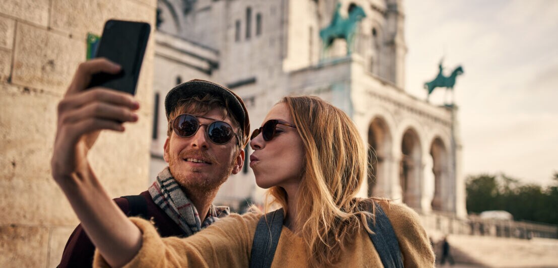 Ein Paar macht ein Selfie in Paris