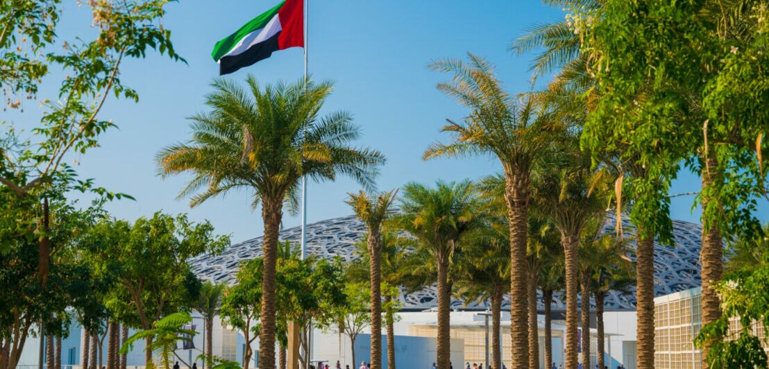 Palmen und Parklandschaft um das Kulturzentrum Lourve Abu Dhabi