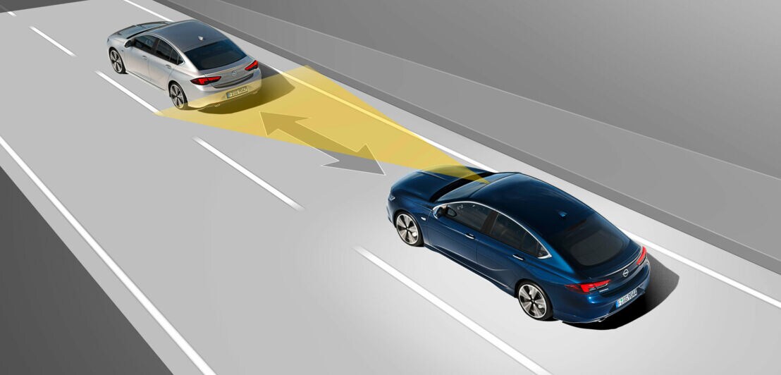 Ein Opel erkennt vorausfahrende Fahrzeuge per Kamera und Radar