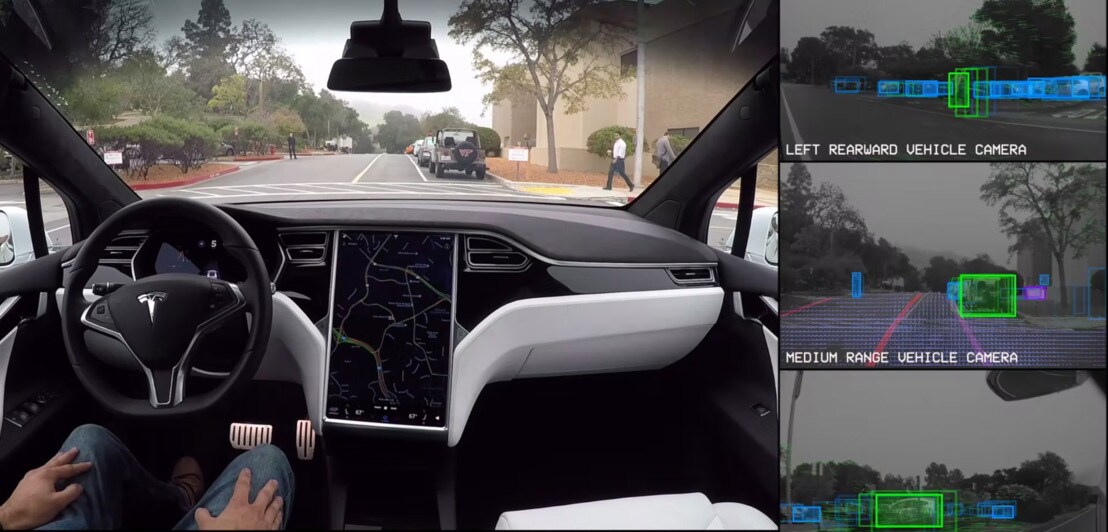 Aufnahmen aus dem Cockpit eines Tesla-Fahrzeugs mit Autopilot