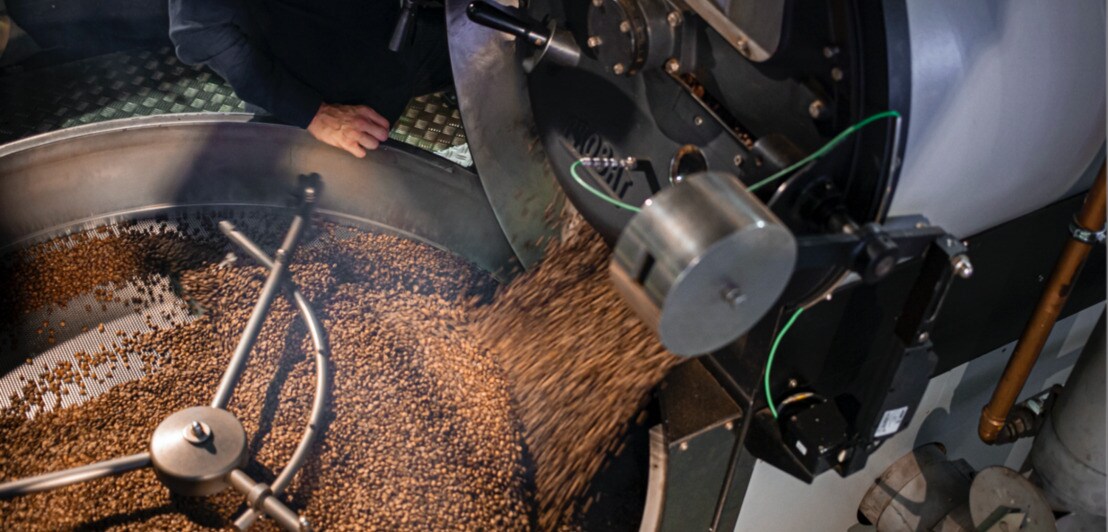 Röstprozess von Kaffee in einer industriellen Röstmaschine