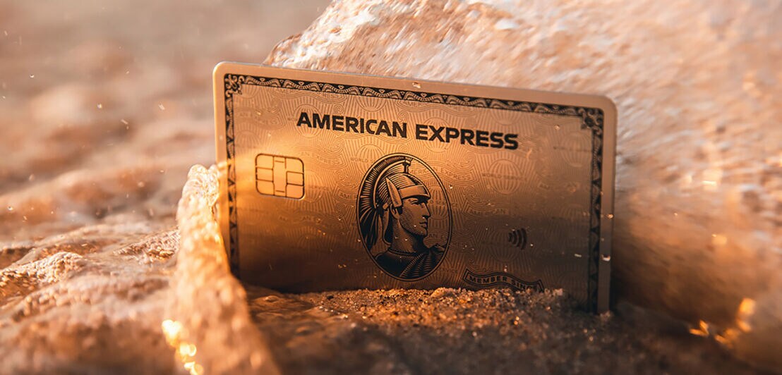 Eine American Express Kreditkarte am Strand