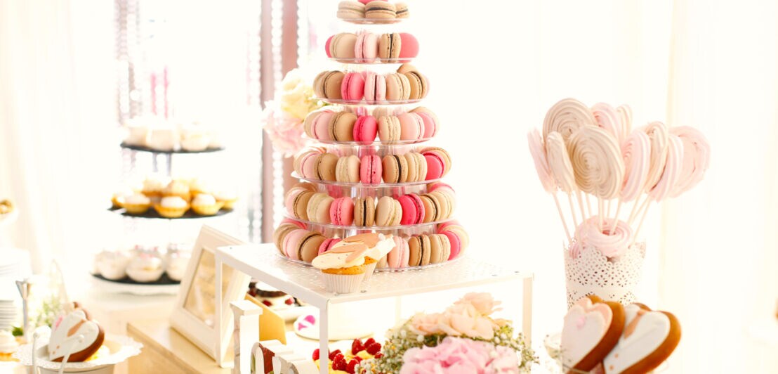 Candy Bar in Pastellfarben mit Lollis, Macarons und Kuchenherzen