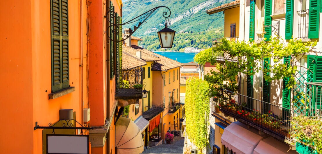 Eine schmale Gasse in Bellagio mit bunten Häusern