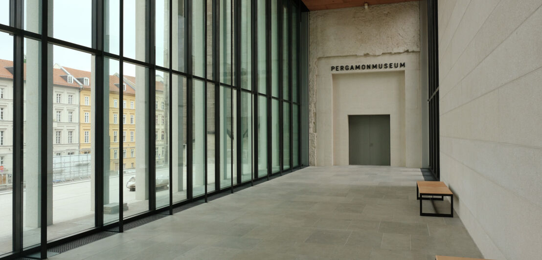 Moderne Passage mit Glasfronten am monumentalen Eingang des Pergamonmuseums