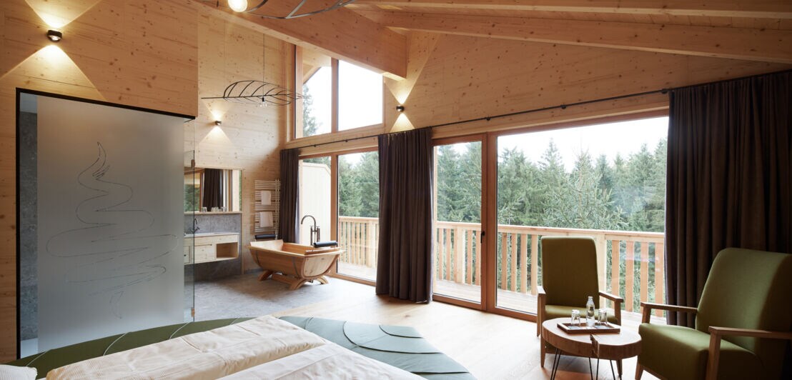 Luxuriös ausgestattetes und mit Holz verkleidetes Hotelzimmer mit Blick auf Bäume