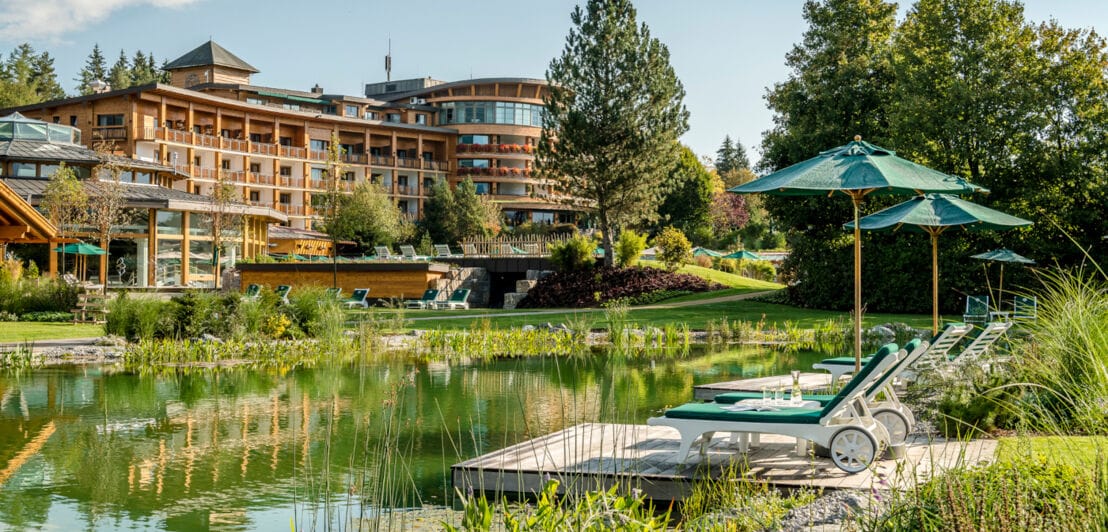 Blick auf den Pool des Golfhotels Sonnenalp Resort