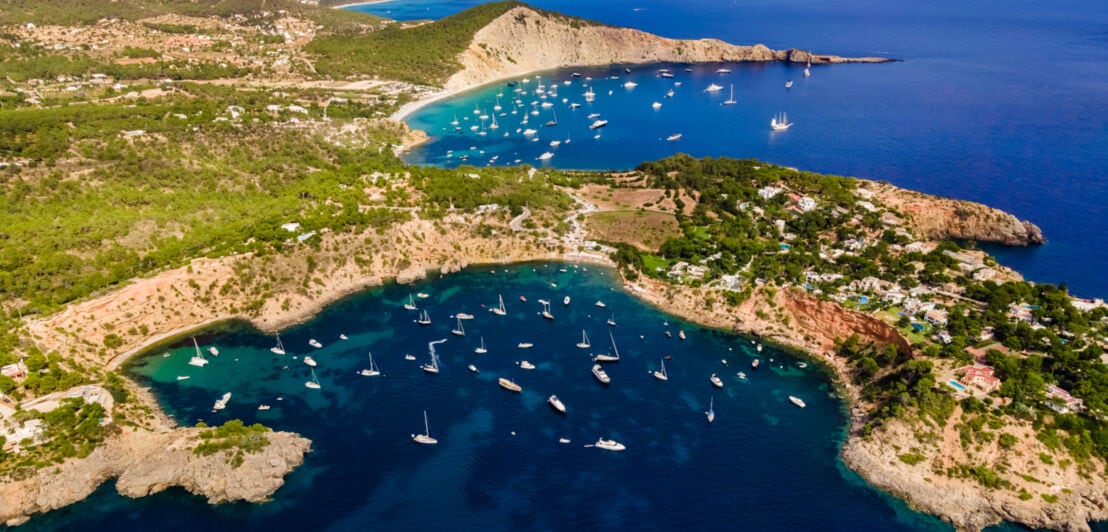 Luftsicht auf die Buchten von Porroig und Cala Jondal mit ankernden Yachten