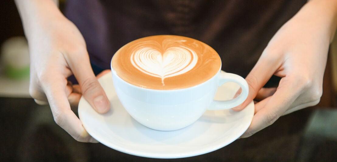 Cappuccino mit einem Herz im cremigen Milchschaum