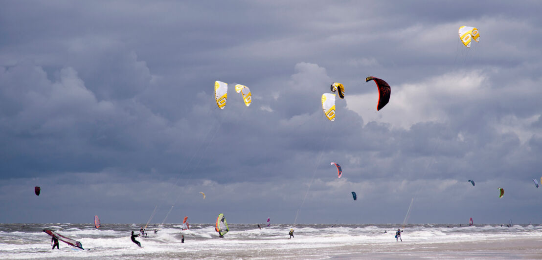Kitesurfer am Strand von St. Peter-Ording