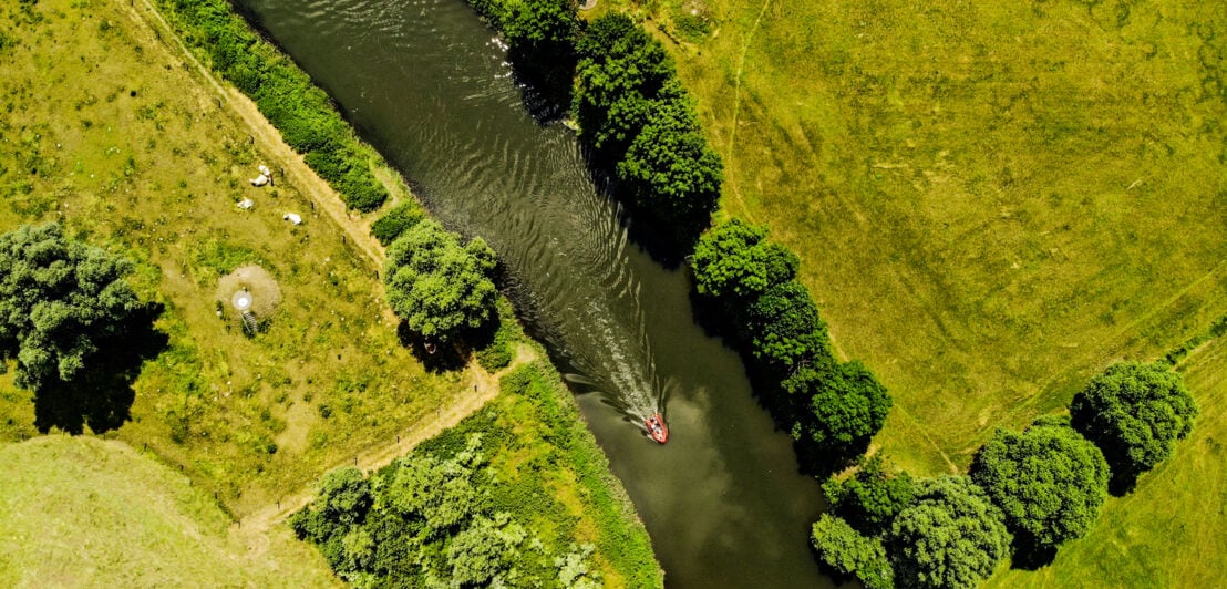 Luftbild eines Bootes auf einem Fluss