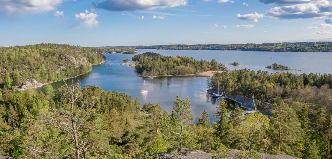 Erhöhter Blick auf die beeindruckenden Schären in Schweden