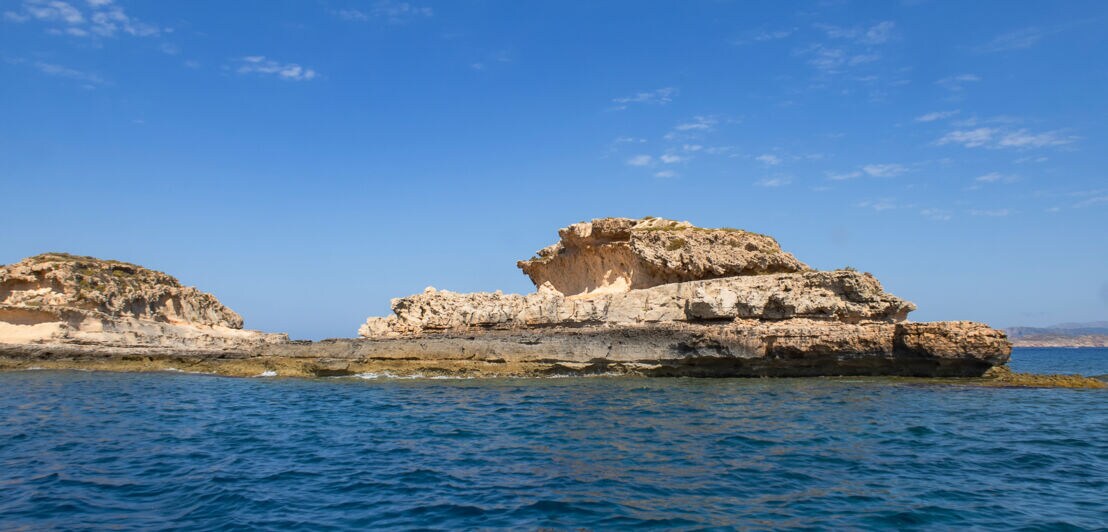 Die felsige Küste des Meeresschutzgebietes El Toro auf Mallorca