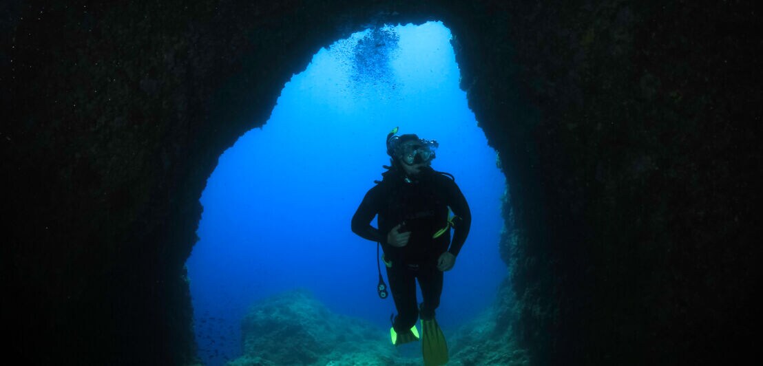 Taucher in Unterwasser-Höhle