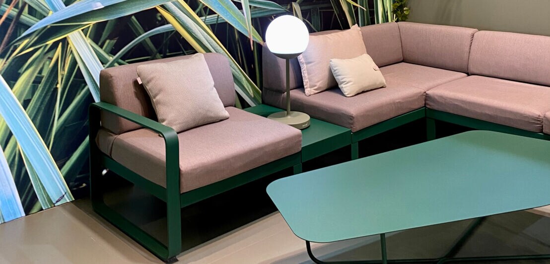 Rosa Outdoor-Sofa und grüner Tisch