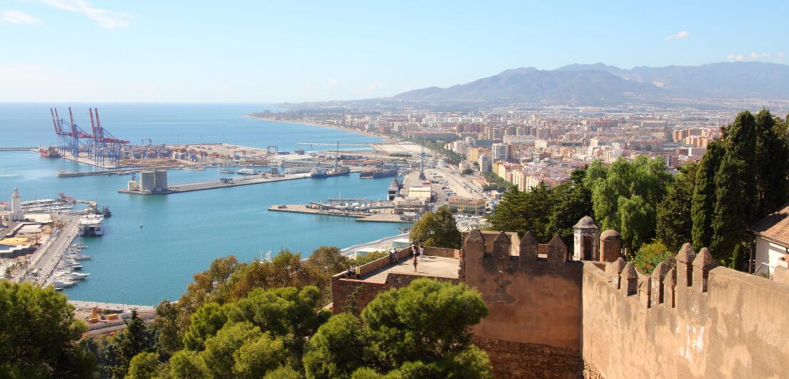 Blick vom Castillo de Gibralfaro auf den Hafen von Malaga