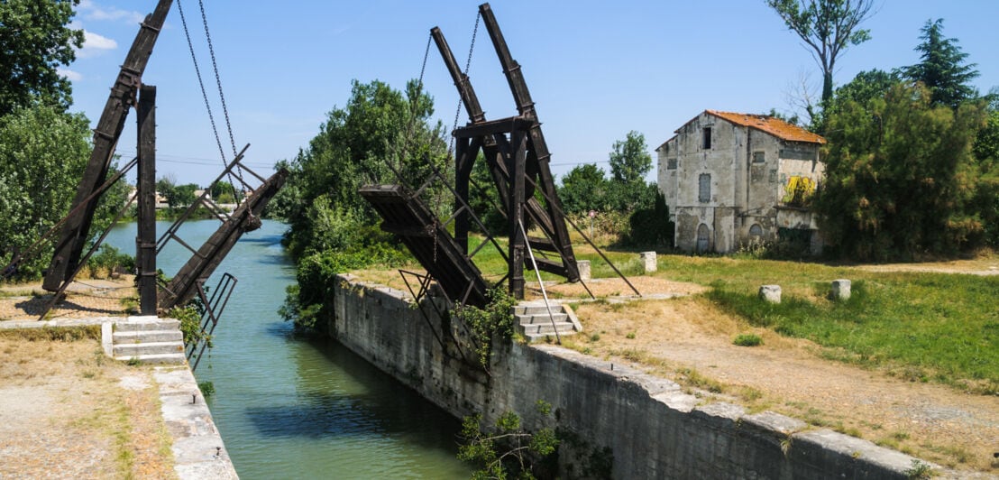 Die hochgezogene hölzerne Langlois-Brücke in Arles, die van Gogh inspirierte