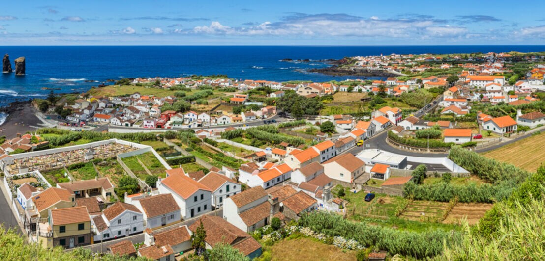 Ein Küstenpanoramablick auf das Dorf Mosteiros, die westlichste Siedlung auf der Insel São Miguel (Azoren)