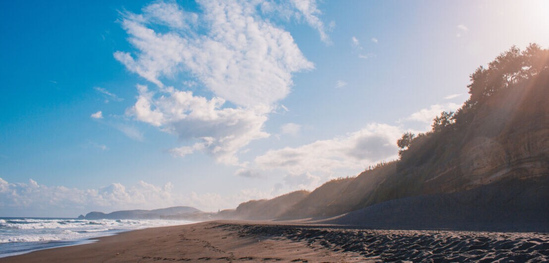 Schwarzer Sandstrand an der Nordküste der Insel Sao Miguel auf den Azoren