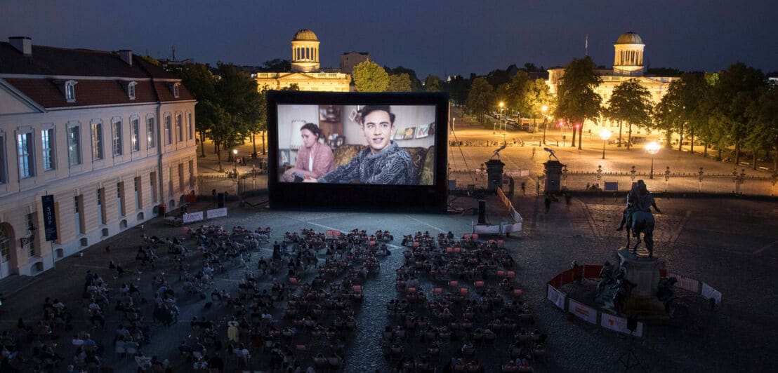 Ein großes Open-Air-Kino am Schloss Charlottenburg in Berlin bei Nacht