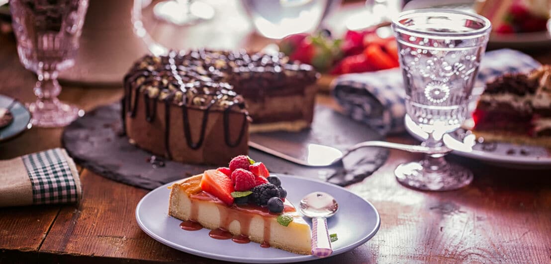 Variationen von Kuchen wie Beerenschichtkuchen, Schokoladenkuchen und Schwarzwälder Torte