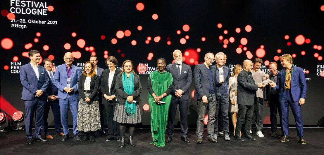 Die Preisträger und Laudatoren bei der Verleihung der Film Festival Cologne Awards 2021 auf einer Bühne