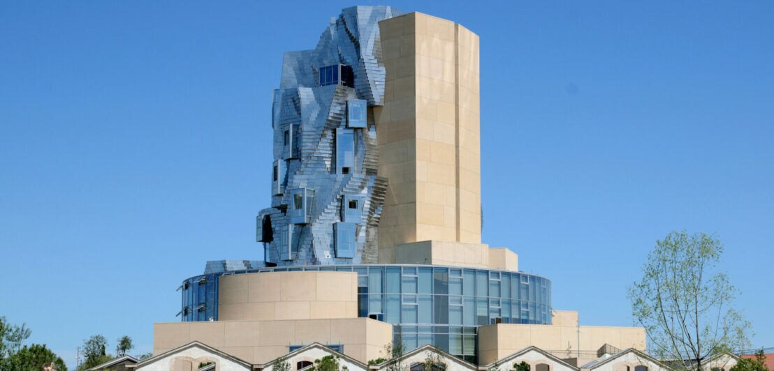 Modernes Bauwerk auf rundem Sockel mit Drehturm mit Aluminiumfassade