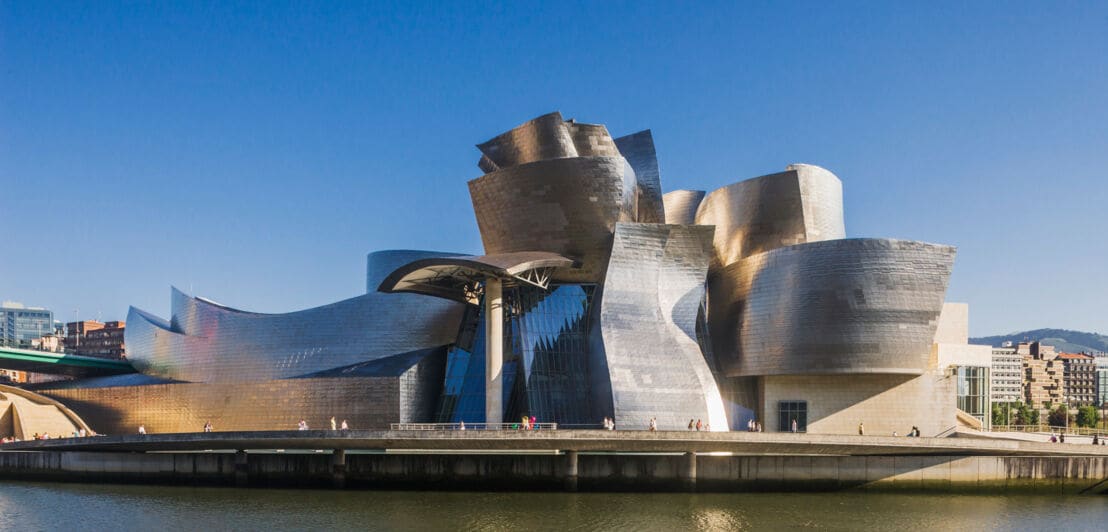 Das geschwungene Gebäude des Guggenheim-Museums in Bilbao