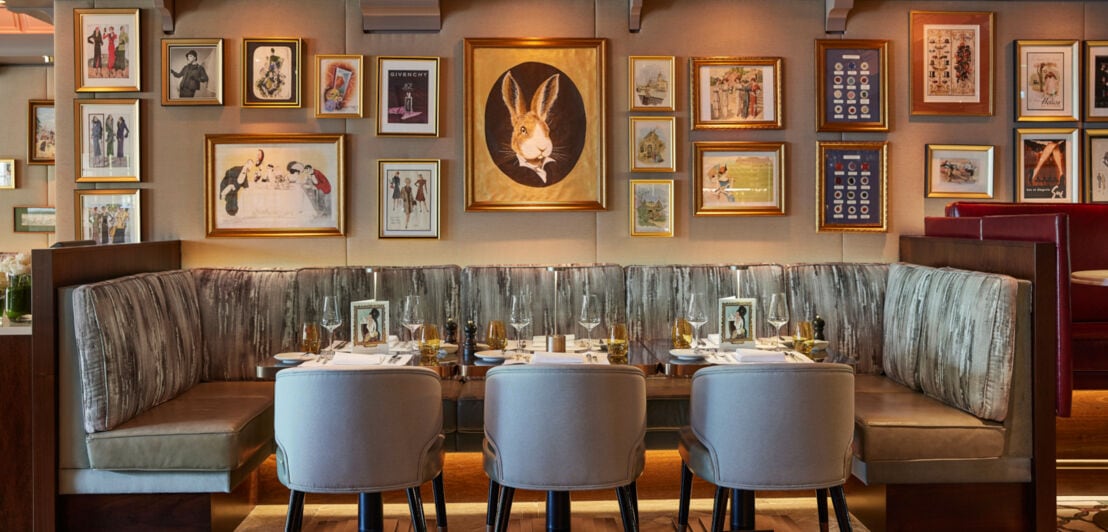 Interieur eines Restaurants mit vielen Bildern an den Wänden