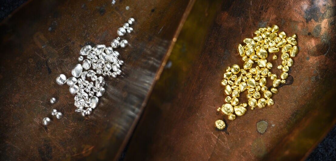 Gold- und Silbergranulat in Kupferschalen zum Schmelzen einer Legierung in einer Schmuckmanufaktur