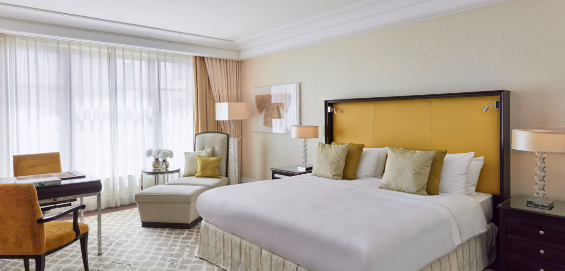 Luxuriös eingerichtetes Hotelzimmer mit großem Doppelbett