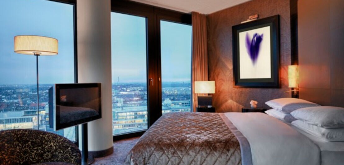Blick in ein Hotelzimmer mit Doppelbett und Blick über die Düsseldorfer Skyline