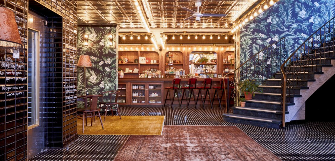 Opulent ausgestattete Lobby mit Fototapete und einer Bar