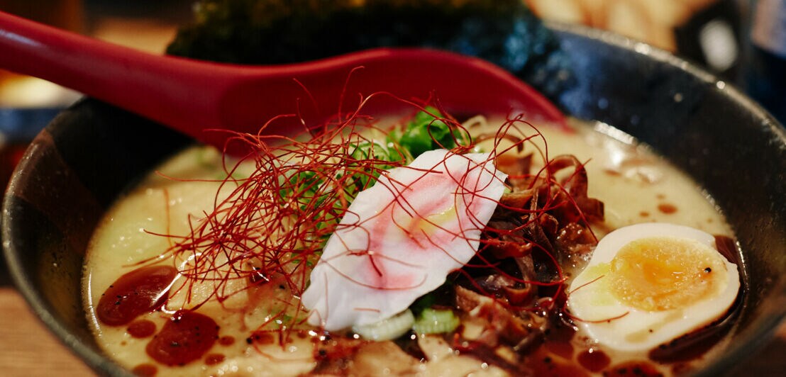 Ein japanisches Gericht in einer kleinen Schale mit Dekoration