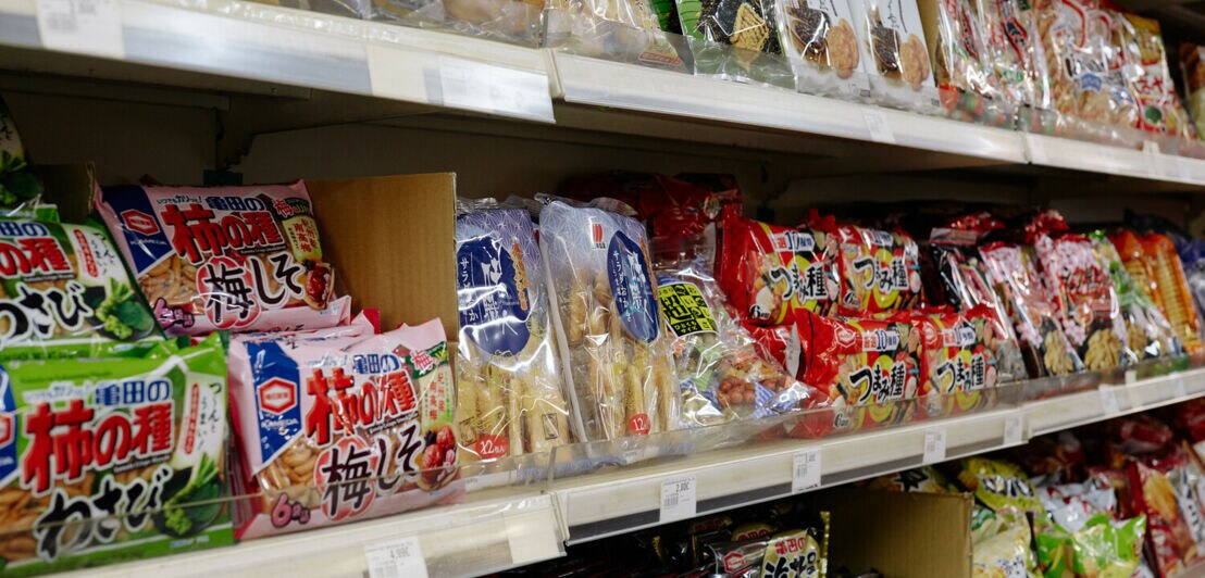Ein Supermarktregal gefüllt mir japanischen Lebensmitteln