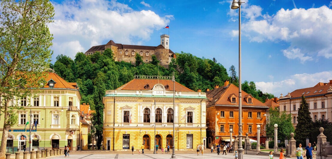 Ein Platz in Ljubljana, über den die Burg im Hintergrund thront.