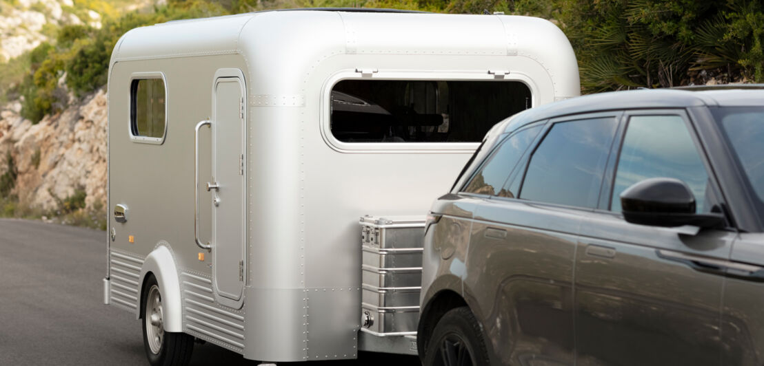 Geräumiger Caravan, der von einem SUV gezogen wird