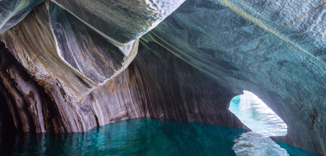 Eine Marmorhöhle im Wasser