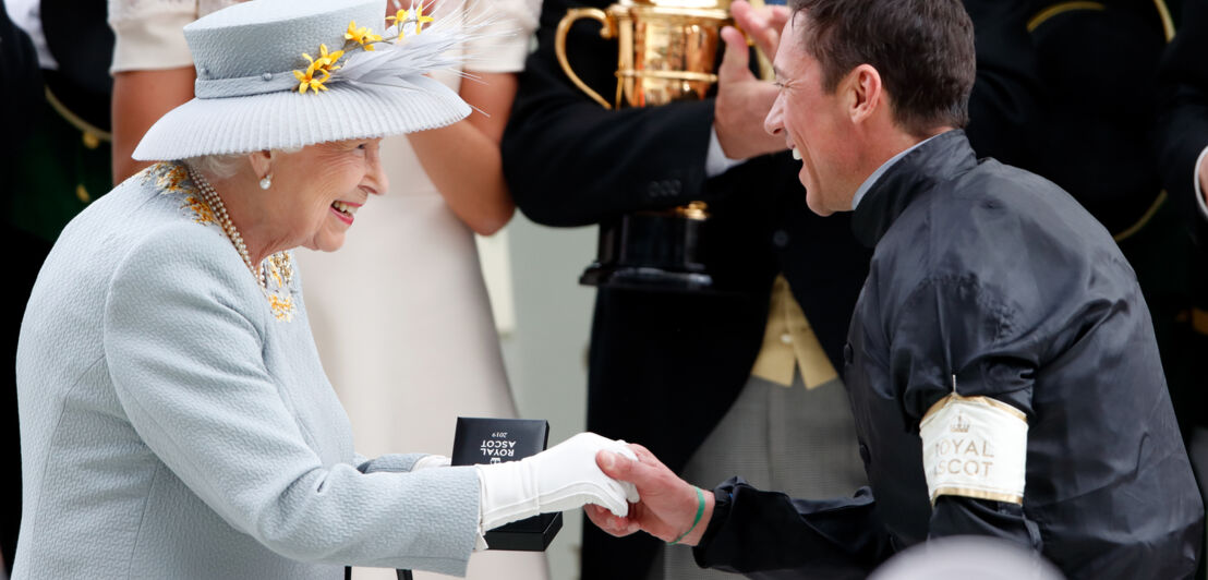 Königin Elizabeth gratuliert einem Jockey beim Royal Ascot Pferderennen zum Sieg
