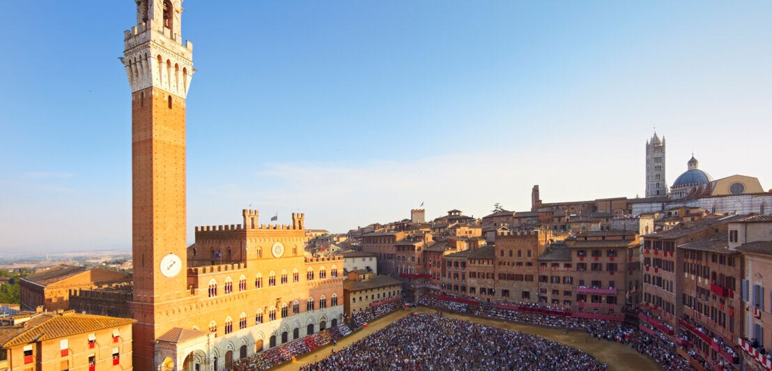 Panorama der Piazza del Campo in Sienna beim Pferderennen mit Publikum
