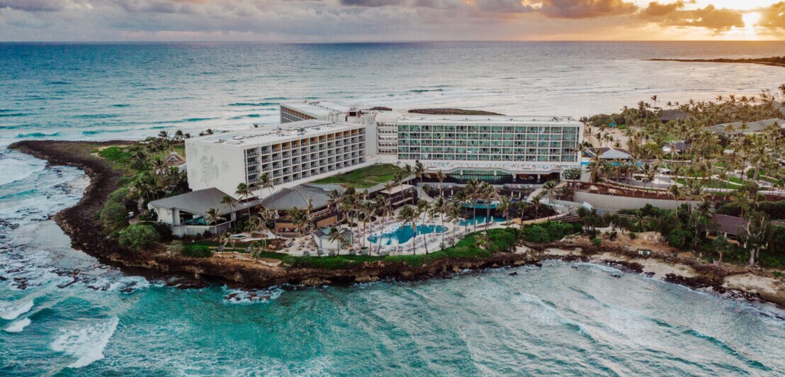 Luftaufnahme des Turtle Bay Resorts an der Küste Hawaiis