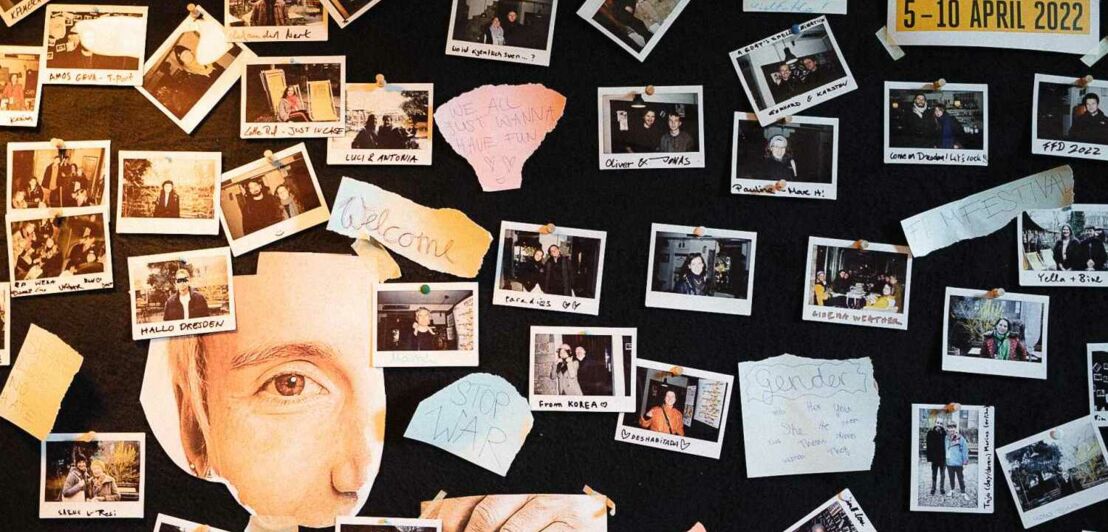 Eine schwarze Pinnwand mit vielen Polaroidfotos verschiedener Menschen