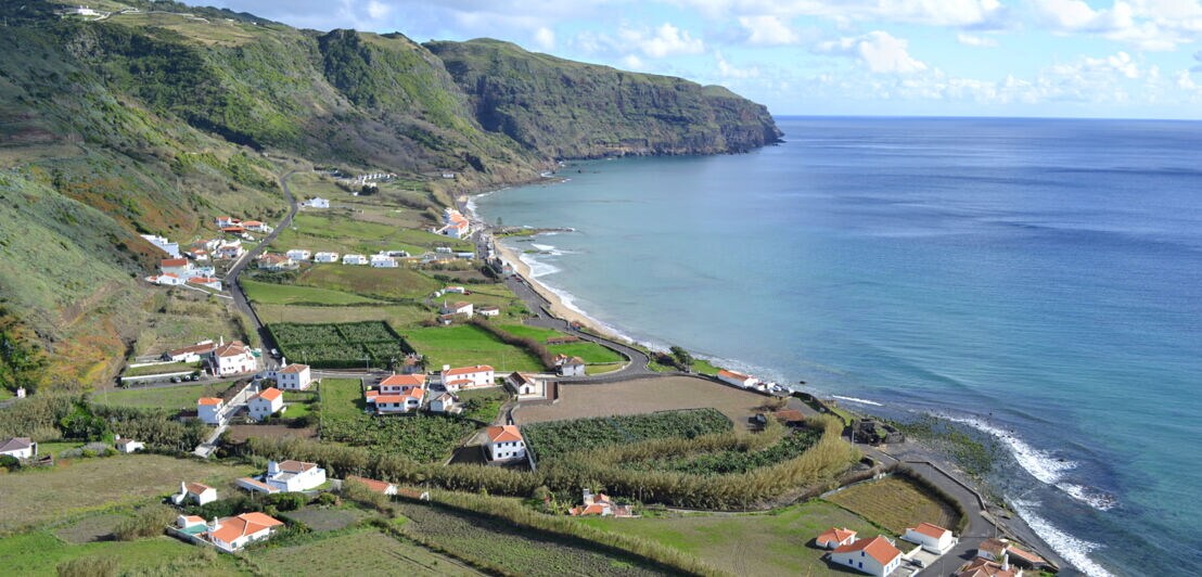 Blick von oben auf die Küste von Santa Maria, eine Insel der Azoren